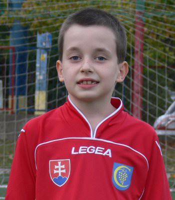 16 Sebastián Bezecný